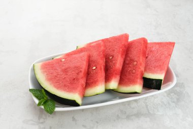 Taze olgun karpuz dilimi tabakta servis edilir. Metin için boşluk