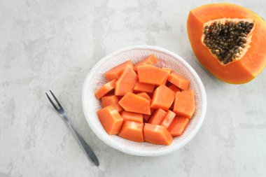 Sağlıklı ve taze kesilmiş papaya meyvesi veya dilimlenmiş papaya, bir kasede servis edilir.