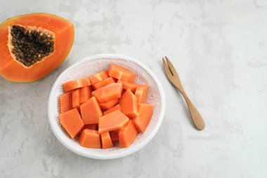 Sağlıklı ve taze kesilmiş papaya meyvesi veya dilimlenmiş papaya, bir kasede servis edilir.