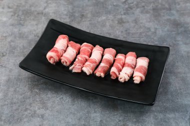 Dilimlenmiş taze et. Bu, dilimdeki çoğu insanın kısa tabak dediği sığır eti.. 