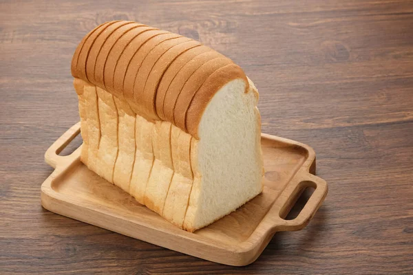 Chleb Plasterkach Biały Chleb Drewnianej Tacy — Zdjęcie stockowe