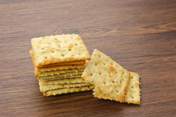 Biscoitos Quadrados Empilhados Com Uma Pitada Legumes Secos Salgados Crocantes — Fotografia de Stock