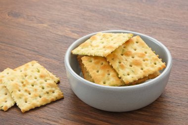 Yığılmış kare bisküviler, kuru sebzeler serpiştirilmiş, lezzetli ve çıtır çıtır.