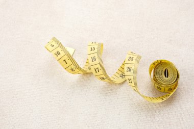 Masadaki sarı mezura.