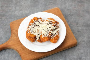 Pisang Goreng Krispi ya da çikolatalı ve rendelenmiş peynirli muzlu börek. Endonezya yemekleri