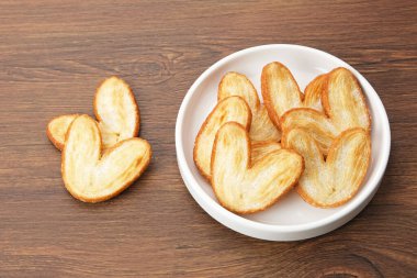 Kelebek Puf Böreği veya kalp şeklinde Palmier Kurabiyeler