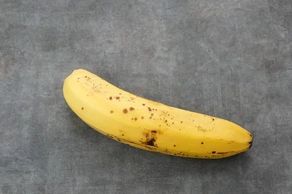 Les Bananes Sont Moyennement Mûres Avec Des Taches Brunes Sur — Photo