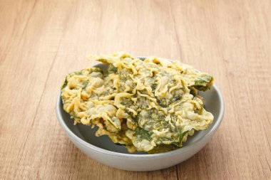 Keripik Bayam (Ispanak Krakerleri). Endonezya geleneksel çerezi