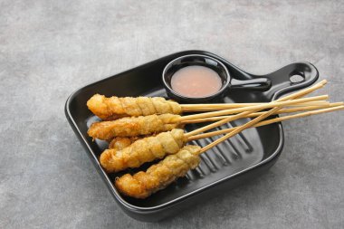 Sempol Ayam, kıyılmış tavuk, baharat ve yumurtadan yapılır. Acı biber sosuyla servis edilir. Endonezya geleneksel yemekleri