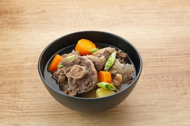 Sop Buntut ya da patates ve havuçlu Oxtail Çorbası. Endonezya geleneksel yemekleri