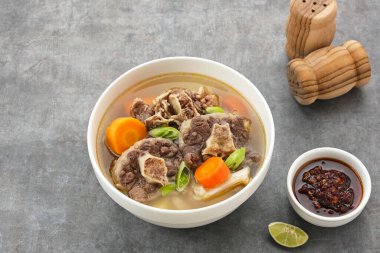 Sop Buntut ya da patates ve havuçlu Oxtail Çorbası. Endonezya geleneksel yemekleri