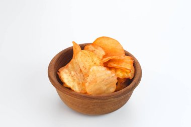 Patates cipsi, beyaz arka planda kasede servis edilir..
