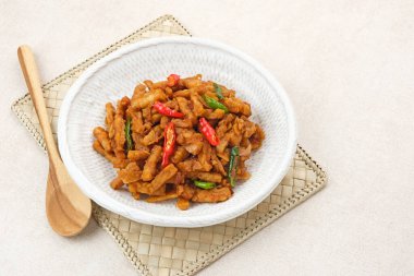 Orek Tempe ya da Fry Tempeh 'i karıştır, tatlı ve baharatlı. Endonezya geleneksel yemekleri.