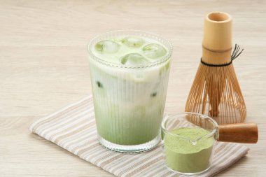 Japon buzlu Matcha Latte, sütlü yeşil çay.