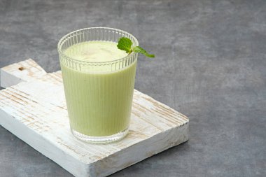 Sadece Alpukat ya da Avokado Suyu. Koyu arkaplanda cama servis ediliyor.. 