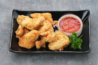 Kızarmış tavuk filetosu (ayam goreng tepung) ve acı biber sosu.