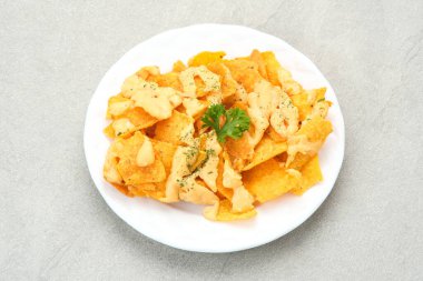 Peynir soslu Meksika cipsi.