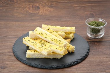 Sarımsaklı ekmek, sarımsaklı, peynirli ve otlu ekmek.