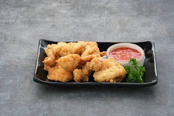 Kızarmış tavuk filetosu (ayam goreng tepung) ve acı biber sosu.