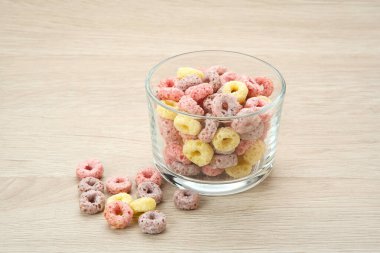 Bir kase renkli gevrek halkası, tatlı gevrek. 