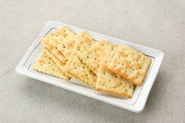 Yığılmış kare bisküviler, kuru sebzeler serpiştirilmiş, lezzetli ve çıtır çıtır.