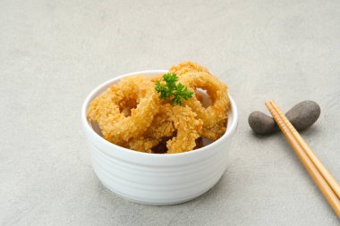 Domates soslu kızarmış soğan halkaları.