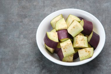 Taze organik patlıcan dilimi.