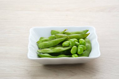 Edamame, beyaz kasede taze yeşil soya fasulyesi.