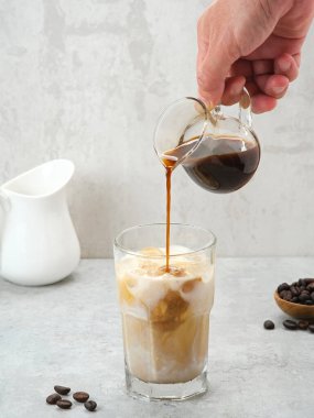 Sütlü buzlu kahve. El ele tutuşup, kahve dolduruyoruz.