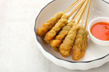 Sempol Ayam, kıyılmış tavuk, baharat ve yumurtadan yapılır. Acı biber sosuyla servis edilir. Endonezya geleneksel yemekleri