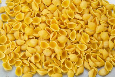 Çiğ Pasta Conchiglie, desenli arkaplan