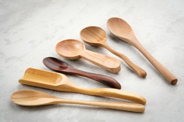 Çeşitli boyutlarda ve şekillerde tahta kaşıklar.