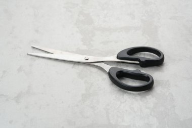 Siyah metal makas, yaklaş.
