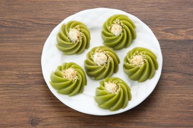 Kue Kaswi Pandan, geleneksel muhallebi unu ve pandan yaprağından yapılmış, üstünde susam tohumu olan pasta.