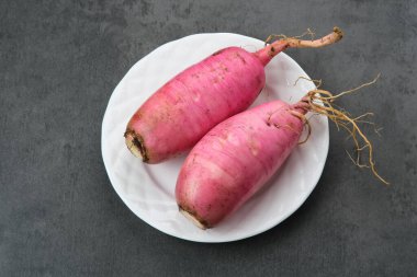Ahşap zemin üzerinde Taze Kırmızı Turp (Lobak Merah).
