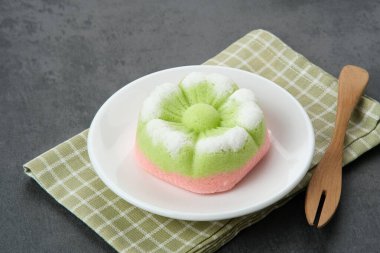 Kue Putu Ayu, geleneksel Endonezya aperatifi pirinç unu, suji yaprakları, pandan yaprakları, rendelenmiş hindistan cevizi, sonra buharda pişirilmiş, tatlı ve lezzetli.. 