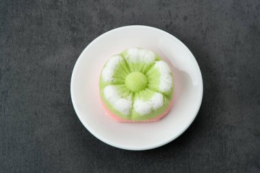 Kue Putu Ayu, geleneksel Endonezya aperatifi pirinç unu, suji yaprakları, pandan yaprakları, rendelenmiş hindistan cevizi, sonra buharda pişirilmiş, tatlı ve lezzetli.. 