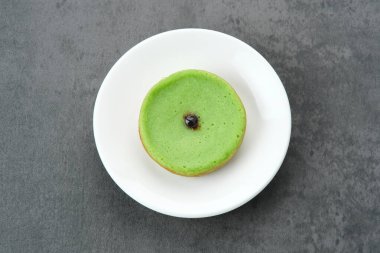 Kue Lumpur Pandan ya da Mud Cake, Patates, pandan yaprağı, un, yumurta ve hindistan cevizi sütüyle yapılan geleneksel Endonezya yemeği