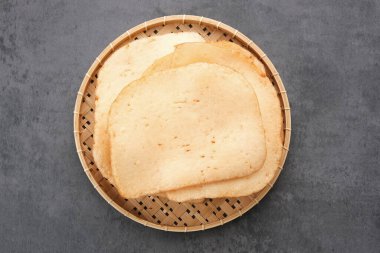 Kerupuk Udang, bambu tabağında çıtır karides krakerleri. 