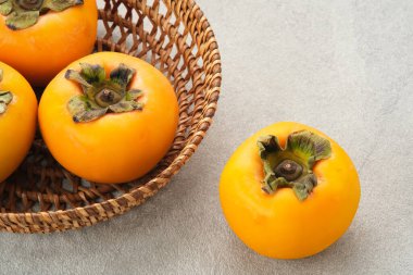 Taze olgun hurma veya Kesemek meyvesi 