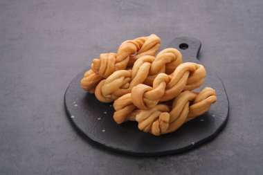 Kue Tambang veya Untir, buğday unu, şeker ve yumurtadan yapılan geleneksel Endonezya kurabiyelerinden biridir. 