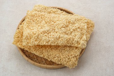 Kerupuk Gendar ya da Gendar Cracker, ince şekilli pirinçten yapılmış, kurutulmuş ve kızartılmış. Endonezya yemekleri