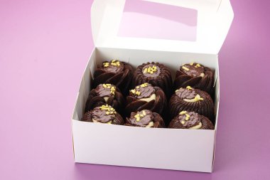 Kutuda çikolatalı pasta. Bayramlık yemek aşkı konsepti.