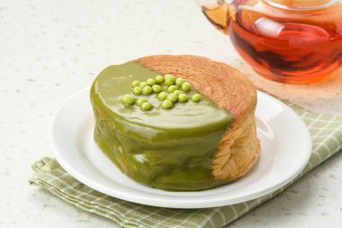 Cromboloni veya Crombolini, çikolatalı hamurla doldurulmuş kruvasan bombardıman pastası.