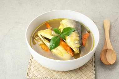 Pindang serani, ekşi ve baharatlı balık çorbası. Endonezya Yemekleri