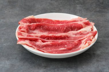 İnce dilimlenmiş çiğ et ya da kısa tabak.