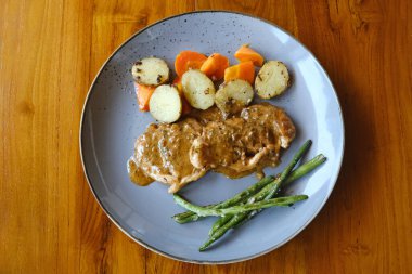 Sebzeli ve otlu tereyağlı tavuk bifteği.