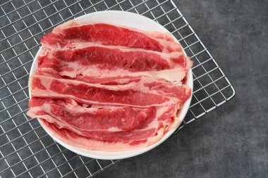 İnce dilimlenmiş çiğ et ya da kısa tabak.