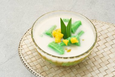 Es Bongko, iri un, pandan yaprağı ve hindistan cevizi sütüyle yapılan geleneksel yiyecekler. Endonezya yemekleri