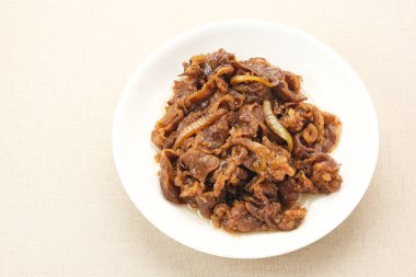 Beyaz tabakta servis edilen teriyaki soslu biftek. Asya yemekleri.